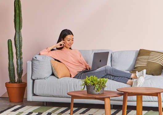 locataire sur canapé